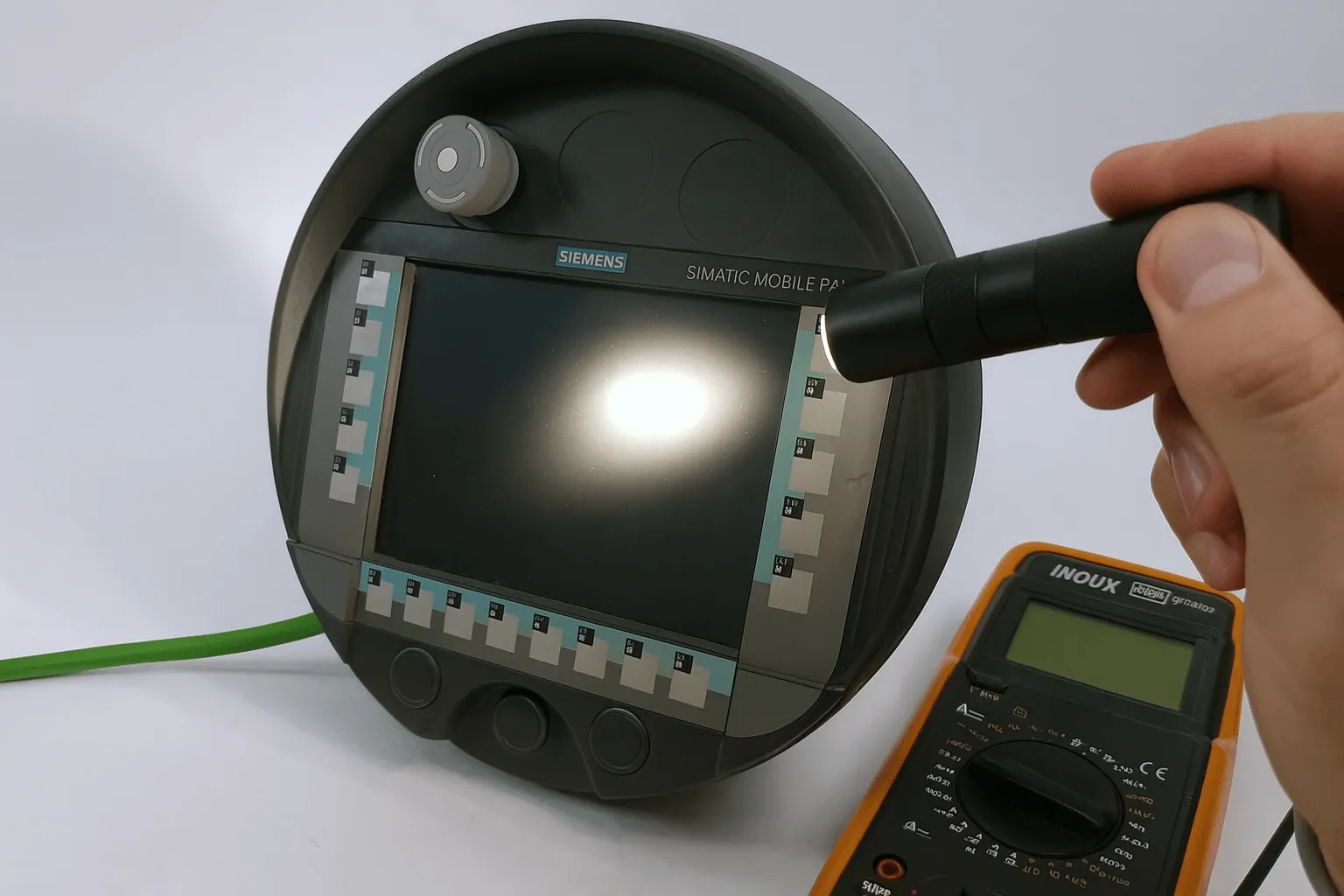 Siemens MP 277 8 inch black screen backlight failure diagnostic with flashlight test method